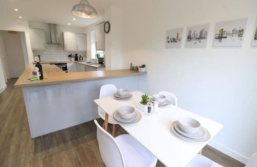 Northampton House | 🌟Goodwood House w/FREE Parking, Garden & Netflix🌟