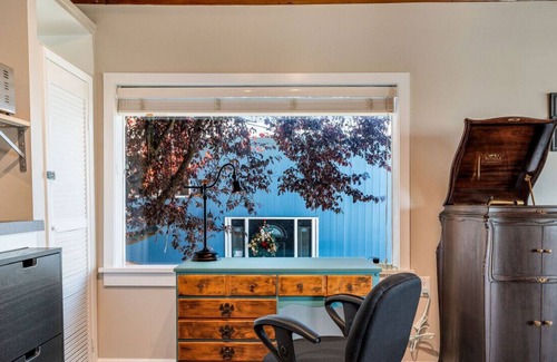 Alki House | Gordon's Cottage Water Views- Great for Long Term