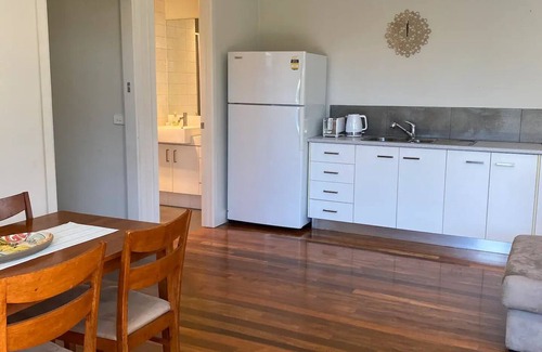 Malvern East Cottage | gorgeous 1 bedroom in beautiful cottage in verdant garden setting
