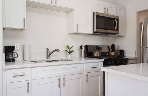 Golden Hill Apartment | Gorgeous 2/1 Apt in the Heart of San Diego! Sleeps 5, Free WiFi & Netflix, Full