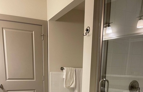 Swampscott Condo | Gorgeous 2 Bed apartment w/ clean & modern Decor.