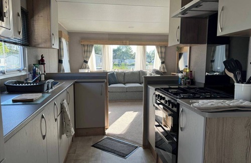 Ampney Crucis Cabin | Gorgeous 2 Bed Caravan in South Cerney