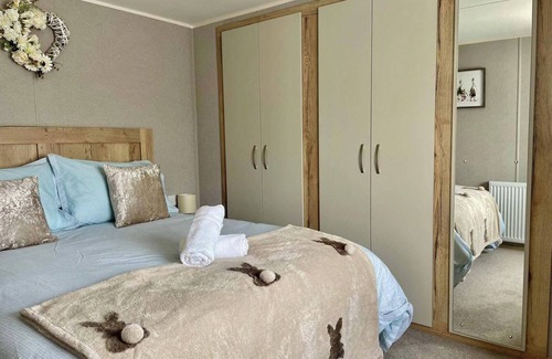 Ampney Crucis Cabin | Gorgeous 2 Bed Caravan in South Cerney