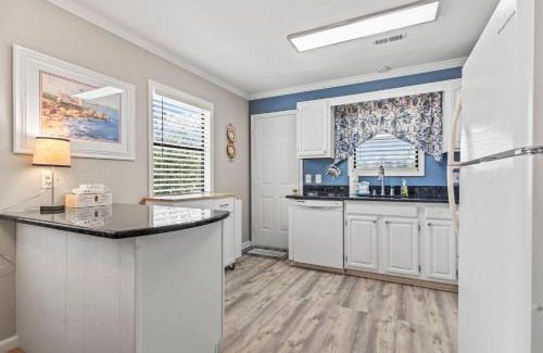 Crescent Beach House | Gorgeous 2 Bedroom Condo for 6! Summer Times Unit 8