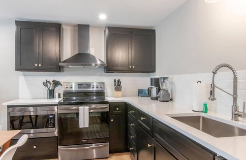 Franklin House | Gorgeous 2 Bedroom-Historic Franklin Quadplex