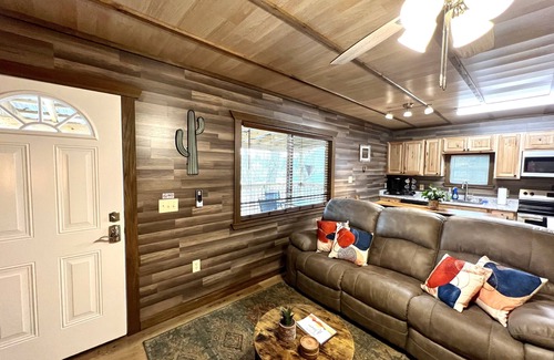 Elizabethton Cabin | Gorgeous 2-bedroom cabin on the Watauga River!