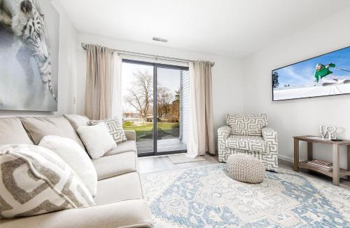 Acme Apartment | Gorgeous 2 Bedroom Lake View Condo