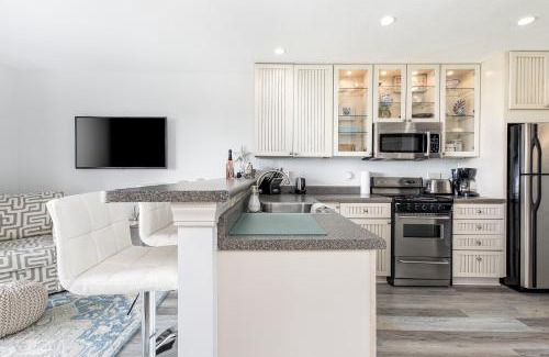 Acme Apartment | Gorgeous 2 Bedroom Lake View Condo