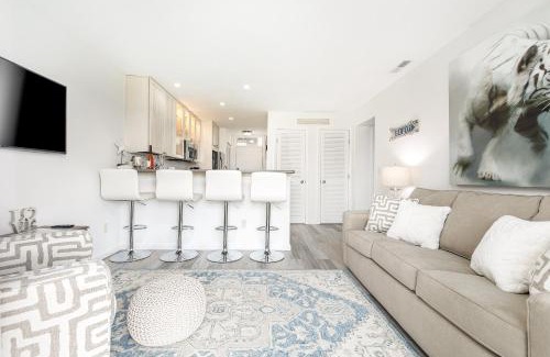 Acme Apartment | Gorgeous 2 Bedroom Lake View Condo