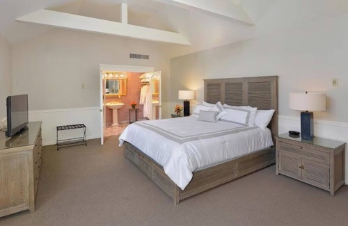 Santa Rosa Hotel | Gorgeous 2 King Room Steps from Santa Rosa Restaurants, Cafés + Shopping Fun