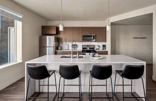 Rio Grande Apartment | Gorgeous 2BD/2BA Pool/Gym/Htub near Convention Ctr
