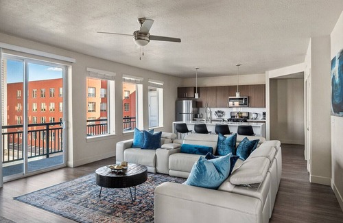 Rio Grande Apartment | Gorgeous 2BD/2BA Pool/Gym/Htub near Convention Ctr