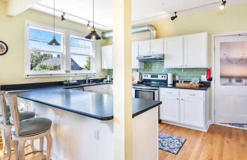 Overlook House | Gorgeous 2bd Home w/Office, Yard & bonus Kids Room