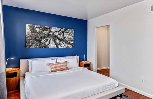 Chinatown Apartment | Gorgeous 2BD Next to the Convention Center and Reading Terminal