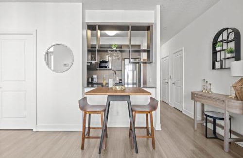 Etobicoke House | Gorgeous 2BR Suite near Airport and Downtown Toronto