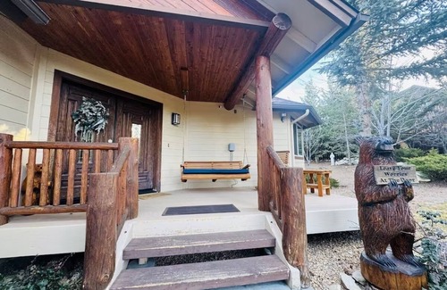 Castle Glen Estates Cabin | Gorgeous 3-BR cabin in Big Bear Lake with Hot Tub, WiFi, Pool Table, Great Views