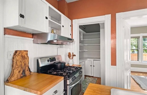 Old North End House | Gorgeous 4 bd - steps from Church St; Lake Champlain
