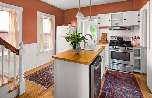Old North End House | Gorgeous 4 bd - steps from Church St; Lake Champlain