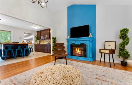 East Stroudsburg House | Gorgeous 4BR Home with Hot Tub,Pool& Sauna