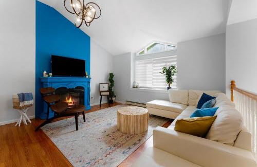 East Stroudsburg House | Gorgeous 4BR Home with Hot Tub,Pool& Sauna