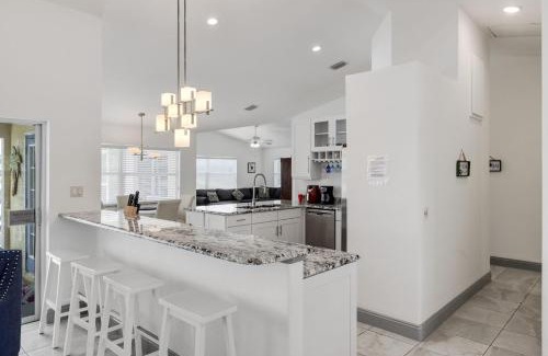 Biggar House | Gorgeous 4BR Lakefront Villa with Heated Pool