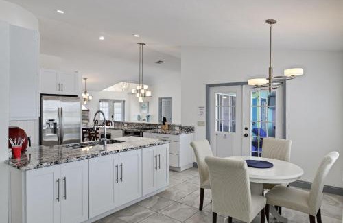 Biggar House | Gorgeous 4BR Lakefront Villa with Heated Pool