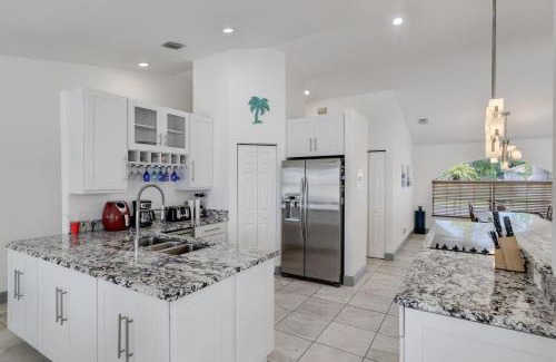 Biggar House | Gorgeous 4BR Lakefront Villa with Heated Pool