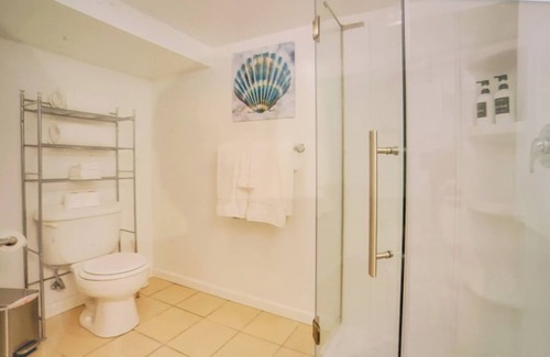Victory Heights House | Gorgeous 4BR Maple Leaf Home near UW & Green Lake