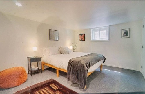 Victory Heights House | Gorgeous 4BR Maple Leaf Home near UW & Green Lake