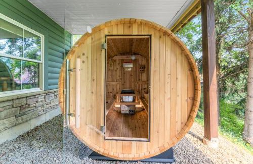 Ellicottville Ski Chalet | Gorgeous 5 Bdr with Hot Tub - Walk to Holi-Mont!