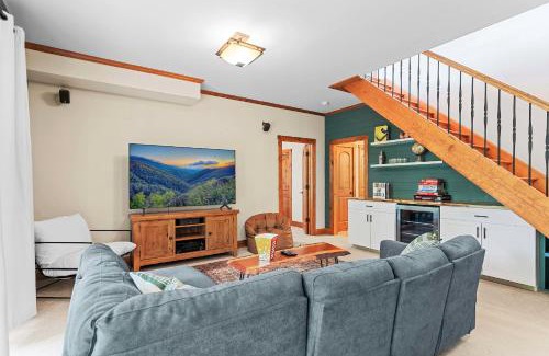 Ellicottville Ski Chalet | Gorgeous 5 Bdr with Hot Tub - Walk to Holi-Mont!