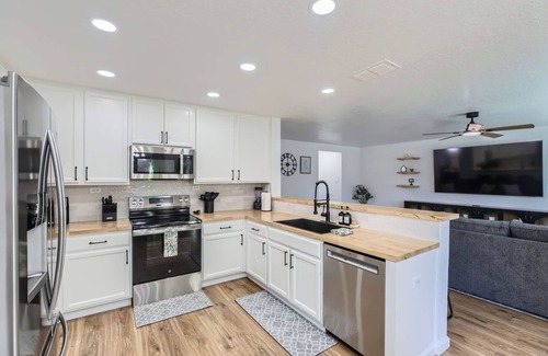 West San Antonio House | Gorgeous 5BR Gem w/Arcade Lackland BMT Seaworld