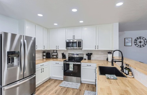 West San Antonio House | Gorgeous 5BR Gem w/Arcade Lackland BMT Seaworld