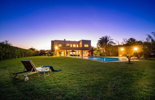 Annakhil Villa | Gorgeous 6 rooms villa : Spacious green space with a huge pool