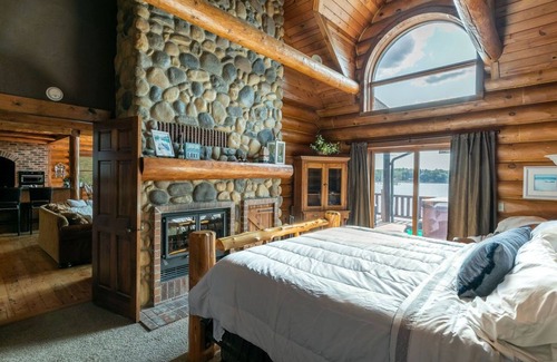 Wautoma Cabin | Gorgeous 7 bdrm loglodge fireplaces sauna hottub sleeps 24 great view pier boats