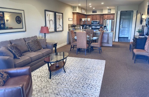 Branson Condo | Gorgeous and Large Condo, Elevator, Pool, Ozark Views! Close to Branson strip!