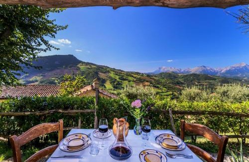 Monte San Martino House | Gorgeous Apartment with Pool near Sibillini Mountains