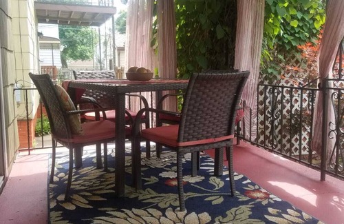 North Buffalo Apartment | Gorgeous Apartment-Driveway