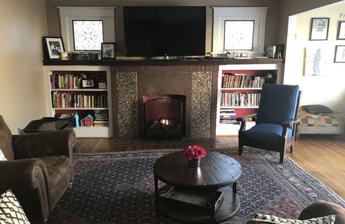 North Buffalo Apartment | Gorgeous Apartment-Driveway