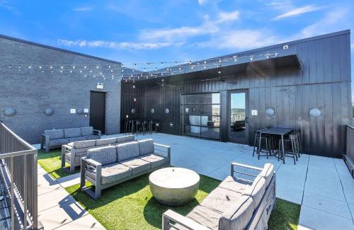 Rolling Mill Hill Apartment | Gorgeous Apt for 8 with Rooftop & Gym Near DT