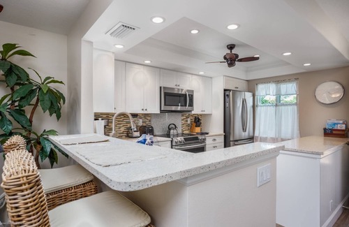 Siesta Key Condo | Gorgeous Bay View, WiFi/Cable, Walk to Beach, 2 Heated Pools, Tennis/Pickleball | Updated Baths!