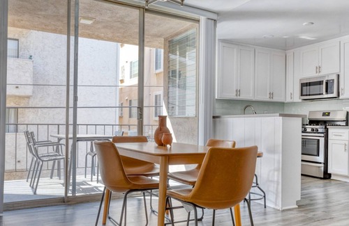 Beverly Grove Apartment | Gorgeous Beverly Hills 2BR near Bristol Farms & The Grove, by Blueground