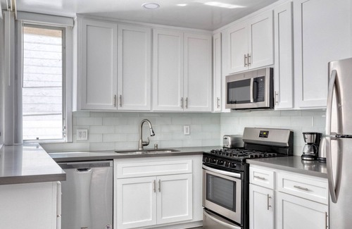 Beverly Grove Apartment | Gorgeous Beverly Hills 2BR near Bristol Farms & The Grove, by Blueground