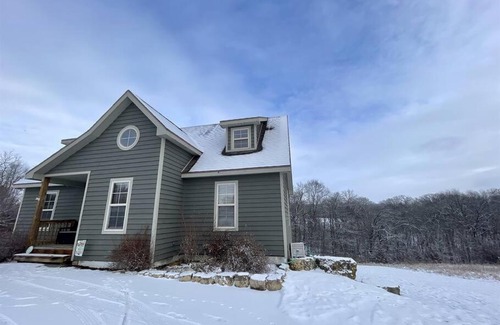 The Galena Territory House | Gorgeous cabin 3bdrm/3bth, hot tub, fireplace, kid/pet friendly