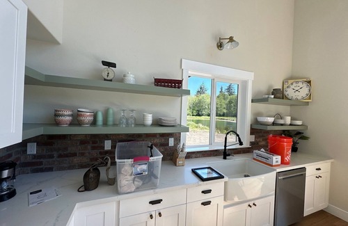 Elma House | Gorgeous cabin, secluded fishing pond, swimming, paddling. Central for Daytrips!