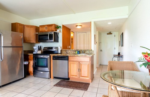 Hilo Condo | Gorgeous condo with water view, pool, private lanai & full kitchen