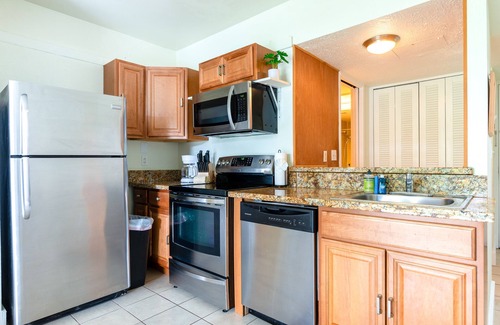 Hilo Condo | Gorgeous condo with water view, pool, private lanai & full kitchen