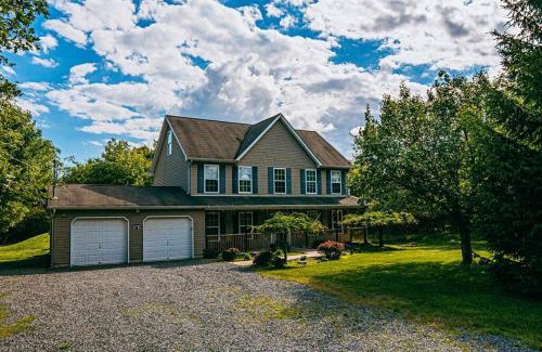 Albrightsville House | Gorgeous Cozy 5 Bedroom House with Hottub,Lake,Pool