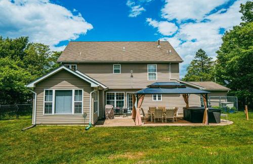 Albrightsville House | Gorgeous Cozy 5 Bedroom House with Hottub,Lake,Pool