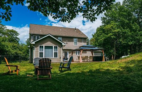 Albrightsville House | Gorgeous Cozy 5 Bedroom House with Hottub,Lake,Pool